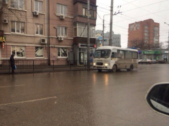 В центре Ростова жители вынуждены ждать маршрутку не на остановке, а на дороге