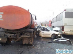  В Ростове иномарка врезалась в МАЗ и автобус: 1 человек травмирован