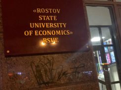 В Ростове удалось снять на камеру троих вандалов, которые разрисовали здания и остановки