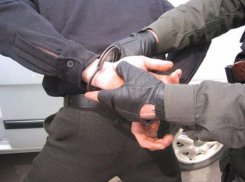 Вооруженный мужчина со спортивной сумкой ограбил магазин в Ростове