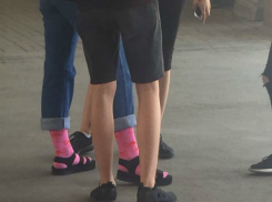 Суровая ростовская модница в 40-градусную жару утеплилась розовыми носками