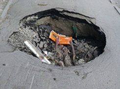 Огромная яма образовалась на проезжей части после провала асфальта в Ростове