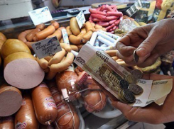 Жители Ростова и области стали экономить на продуктах, отдыхе и кинотеатрах