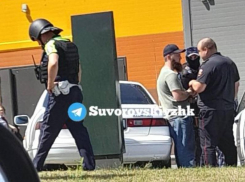 В Ростове задержали вооруженного мужчину возле ТЦ «Суворовский»