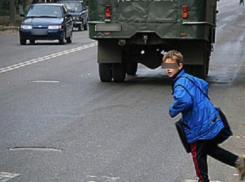 Пытавшегося перебежать дорогу ребенка отправила в реанимацию автоледи под Ростовом