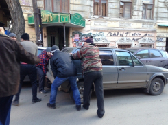В Ростове на Шаумяна руками подвинули «легковушку», мешающую  КамАЗу