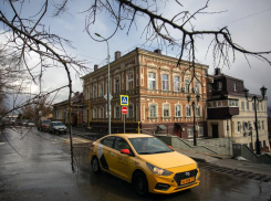 Таксистам Ростовской области отказали в праве ездить на разноцветных машинах