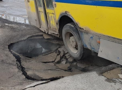 Пассажирский автобус провалился в «кипящее подземелье» в Ростовской области