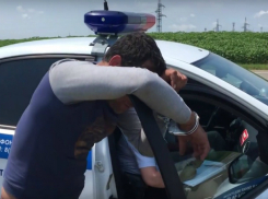 Полный краденых денег автомобиль с тремя ростовчанами поймали на видео в Краснодарском крае
