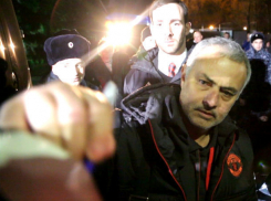 Фанаты «Ростова» встретили подошедшего к ним Жозе Моуриньо эмоциональными матерными выкриками