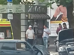 Представитель русского автопрома протаранил Audi в центре Ростова