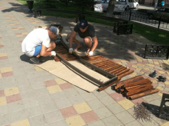 Изуродованные вандалами лавочки в центре Ростова пообещали заменить к концу июля