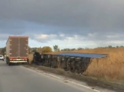 Перевернувшаяся под Ростовом фура лежит в кювете второй день