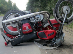 Молодой байкер мгновенно погиб от столкновения с отечественным кроссовером в Ростовской области