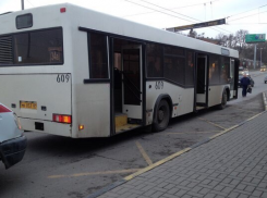 В Ростове водитель пассажирского автобуса переехал ногу женщине