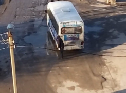 Ростовскую маршуртку помыли в луже 