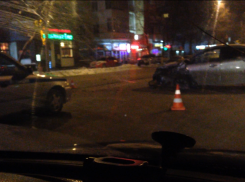 В центре Ростова столкнулись лоб в лоб две иномарки