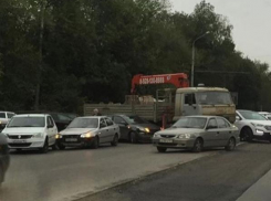 В Ростове КАМАЗ заблокировал движение по Нагибина