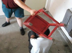 Стулом по голове и несколькими ударами ножа в грудь «успокоил» подвыпившего приятеля житель Ростова