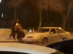 «Эротические» танцы двух ростовских красоток около авто сняли на видео