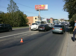 Тройное ДТП с пострадавшими спровоцировал «задумчивый» водитель такси в центре Ростова