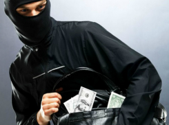 Трое вооруженных бандитов совершили нападение на бизнесмена на автостоянке в Ростовской области