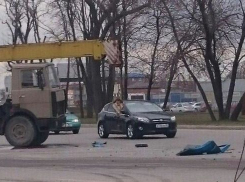 В Ростове на Малиновского автомобильный кран смял кабину КамАЗа