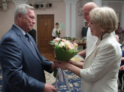 Прожившие вместе от 25 до 70 лет супружеские пары Ростова получили из рук губернатора памятные знаки