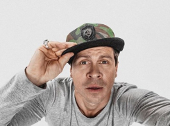 Павел Деревянко показал, как правильно бриться с помощью катаны