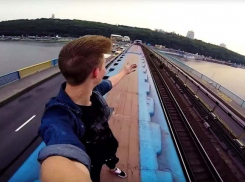 Власти Ростова запретили детям делать селфи на крышах и мостах в День Победы 