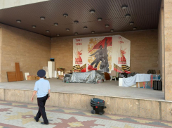 Кормил булочками и просил номера телефонов: на Дону задержали проникшего в парк и пристававшего к детям мужчину