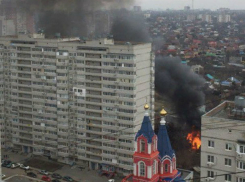 Мощный пожар полыхнул в частном секторе на Западном в Ростове
