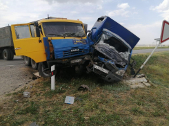 Мужчина погиб в ДТП с двумя грузовиками в Ростовской области