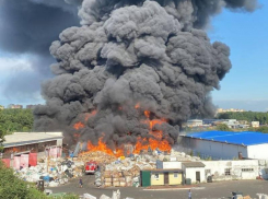 Под Ростовом крупный пожар на складе макулатуры тушат при помощи вертолета