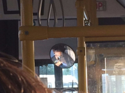 Мачо с сигаретой в зубах за рулем маршрутки взбесил пассажиров в Ростове