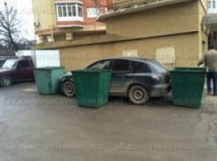 В Ростове водитель мусоровоза наказал легковушку за неправильную парковку