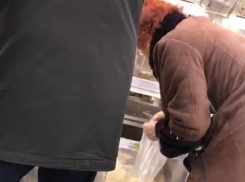 Возмутительную фасовку женщиной арахиса в «Ашане» снял на видео житель Ростова