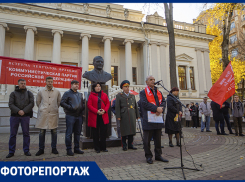 «Страну развалили, население вымирает, а QR-коды — очередная формальность»: что говорили ростовчанам на встрече КПРФ