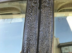 Суровые ростовские солнечные зайчики расплавили припаркованный у ТРЦ автомобиль