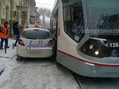 Автохам на «Опеле» перегородил дорогу новому трамваю в Ростове