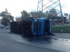 Огромная фура перевернулась на опасном пересечении Доватора/ Малиновского в Ростове