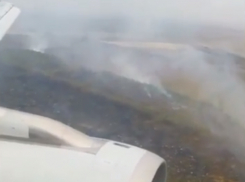 Страшный лесной пожар у ростовского аэропорта «Платов» запечатлели в иллюминатор пассажиры самолета
