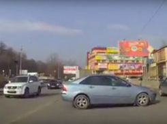 Автоледи в Ростове перекрыла дорогу в попытке припарковаться у обочины и попала на видео