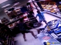 В Волгодонске словесная перепалка в продуктовом магазине закончилась дракой. Видео