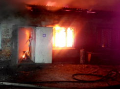 Опубликованы жуткие фото пожара третьей категории сложности на складе пивных бутылок в Ростовской области