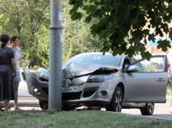 В Ростове на Королева неопытный водитель Renault врезался в столб