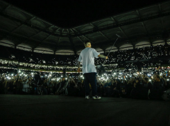 Довольные ростовчане спели «Выпускной» и «Моя игра» перед оглушительным концертом Басты