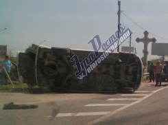 Пассажирская маршрутка перевернулась рядом с поклонным крестом под Ростовом