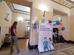 «Никто не знает, когда будет запись»: в половине поликлиник Ростова не оказалось вакцины от коронавируса