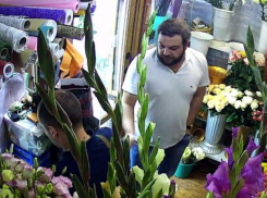 Ловкий манипулятор под объективами видеокамер нагло обманул продавца цветочного магазина в Ростове